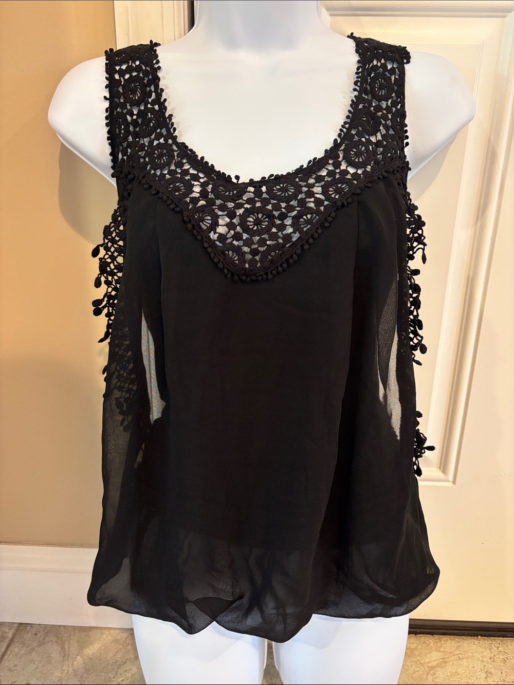 imaginary voyage Black Crochet-Trim Sleeveless Camisole
